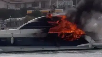 Çeşme'de sahilde demirli motoryatta yangın çıktı