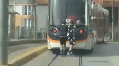 Eskişehir’de tramvayın arkasına tutunan patenli çocuklar kamerada