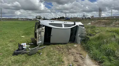 Uşak'ta otomobil tarlaya devrildi : 4 yaralı