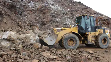 Erzurum Oltu'da heyelan koptu : Dev kayalar yolu kapattı