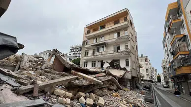 Mersin'de müteahhit mağduriyeti : Kontrollü bina yıkımında yan evi de yıktılar