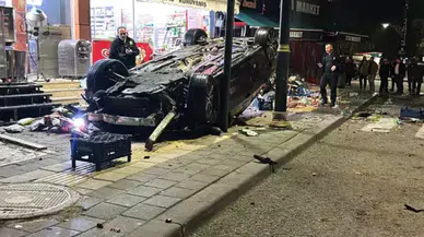 Sivas'ta kontrolden çıkan otomobil iş yerlerine çarparak devrildi