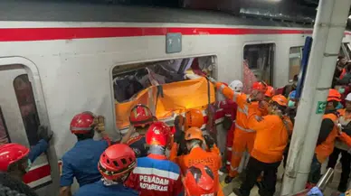 Endonezya’da yolcu trenleri çarpıştı : Çok sayıda ölü ve yaralı