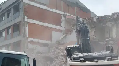 Üsküdar’da kentsel dönüşüm yıkımı faciaya dönüştü: Kepçe yan binanın duvarını yıktı