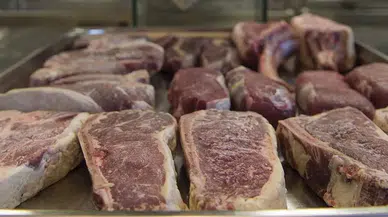 Antalya'daki bir kasapta şok eden görüntüler ortaya çıktı : Bozulmuş 55 kilogram et ele geçirildi