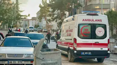 Malatya'da bıçaklı kavga : Baba ve oğlu yaralandı