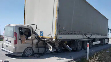 Karaman’da hafif ticari araç tıra arkadan çarptı : 1 ağır yaralı