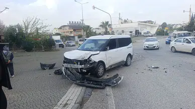 Antalya'da otomobil ve hafif ticari araç çarpıştı : Bir sürücü yaralandı