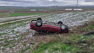 Çorum'da araç şarampole yuvarlandı : 3 yaralı