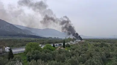 Manisa'da otomobil önce kaza yaptı sonra yandı