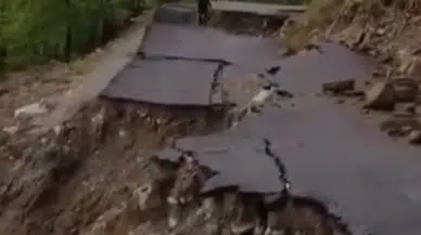 Sinop Ayancık’ta heyelan : Grup yolu ulaşıma kapandı
