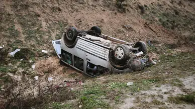 Kırıkkale'de ticari araç takla atarak şarampole devrildi : Yaralılar var