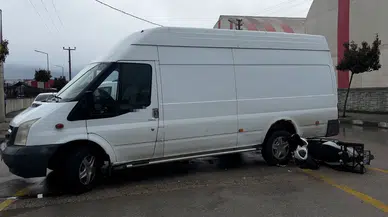 Bolu'da kavşakta minibüs ile motosiklet çarpıştı : 1 yaralı