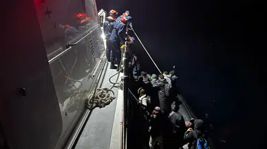 İzmir Urla açıklarında lastik botta 21 göçmen yakalandı