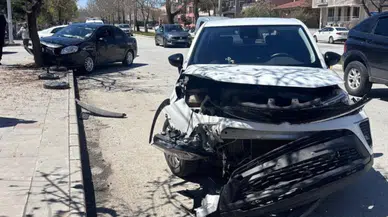 Erzincan'da iki araç çarpıştı : 3'ü çocuk 6 yaralı