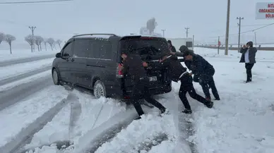 Bitlis'e kış geri döndü : Nisan ayında kar yağdı