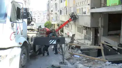 Güngören’de iş makinesi yokuş aşağı kaydı : 4 araç ve bina hasar gördü