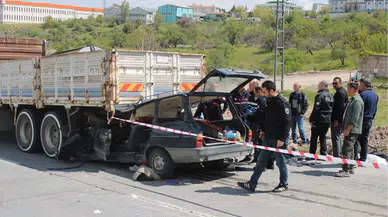 Kayseri kamyonun altına giren otomobilde anne öldü , oğlu yaralandı