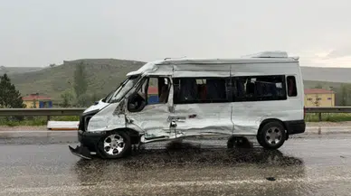 Ankara'da karşı şeride geçen tır, minibüse çarptı : 11 yaralı