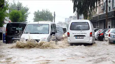 Bolu’da sağanak ve dolu yağışı hayatı durdurdu : Alt geçit ve yollar göle döndü