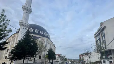 Arnavutköy'de rüzgar nedeniyle minare sallandı