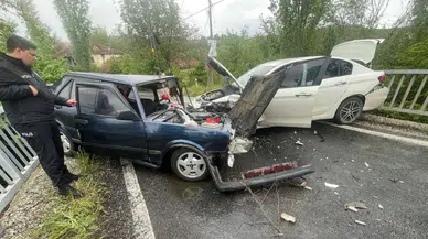 Afyonkarahisar’da otomobiller kafa kafaya çarpıştı : 4 kişi yaralandı