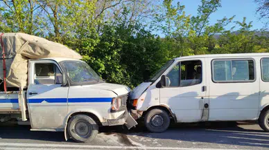 Bilecik'te kaza : 2 araç kafa kafaya çarpıştı
