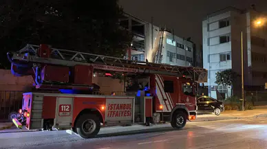 Zeytinburnu’nda iş merkezinin çatısında yangın çıktı