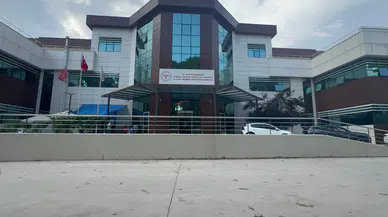 İzmir’de kamuda çalışan diş hekimi 'özel tedavi' vaadiyle haksız kazançtan tutuklandı