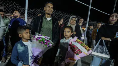 Sınırdan geçen Filistinliler gözyaşlarıyla karşılandı