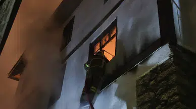 Karabük'te ev yangını : İtfaiye eri yaralandı