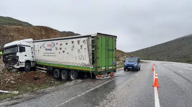 Malatya'da sağanak yağış kazaya neden oldu : Tır, toprak yığınına çarptı