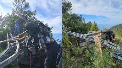 Kastamonu'da elektrik direğine çarpan araç devrildi, 2 kişi yaralandı