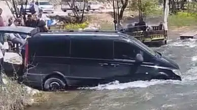 Konya'da freni boşalan minibüs çaya girdi