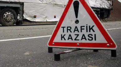 Afyonkarahisar'da otomobil aydınlatma direğine çarptı : 2 kişi yaralandı