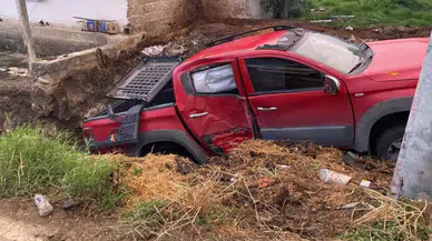 Bursa'da kontrolden çıkan kamyonet, hayvan dışkılarının bulunduğu çukura düştü