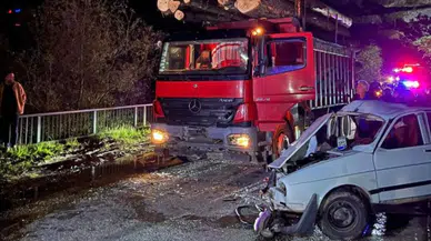 Gümüşhane'de otomobil ile kamyon çarpıştı : 2'si ağır 3 yaralı