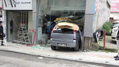 Samsun'da araç önce dubaya çarptı ardından terzi dükkanına daldı