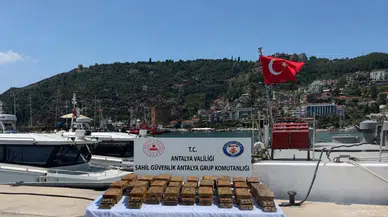 Alanya'da sahile vuran şüpheli paketten 40 milyon TL’lik macun esrar çıktı