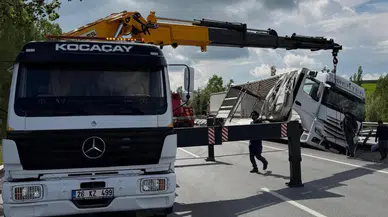 Afyonkarahisar'da eşya yüklü tır refüje yan yattı