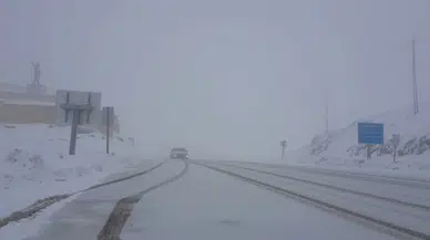 Bayburt-Erzurum kara yolunda mayıs ayında kar yağışı etkili oldu
