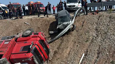 Batman-Diyarbakır karayolunda otomobil ile kamyonet çarpıştı : 1 ölü, 2 yaralı