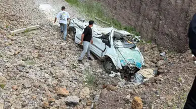 Şanlıurfa'da kamyonet uçuruma yuvarlandı : 20 yaşındaki genç öldü