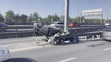 Küçükçekmece D-100 Karayolu'nda kaza : Otomobil bariyerlere çarparak takla attı