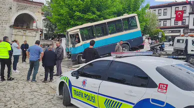 Safranbolu'da freni boşalan dolmuş tarihi çarşıya girdi