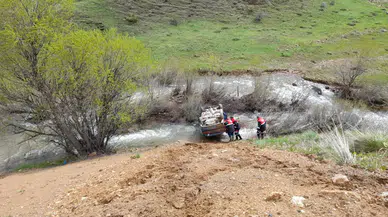 Sivas'ta otomobil 15 metreden dereye uçtu : 5 yaralı