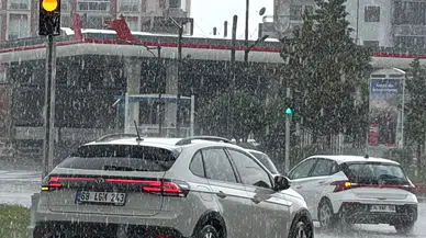 Aksaray’da sağanak yolları göle çevirdi