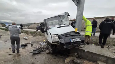 Ankara Elmadağ'da minibüs önce otomobile sonra tabelaya çarptı : 1 ölü