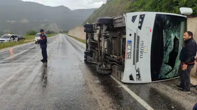 Tokat'ta itfaiye aracına çarpan otobüs devrildi : 4 yaralı