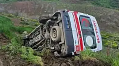 Siirt’te ambulans şarampole devrildi : 3 sağlık personeli yaralandı